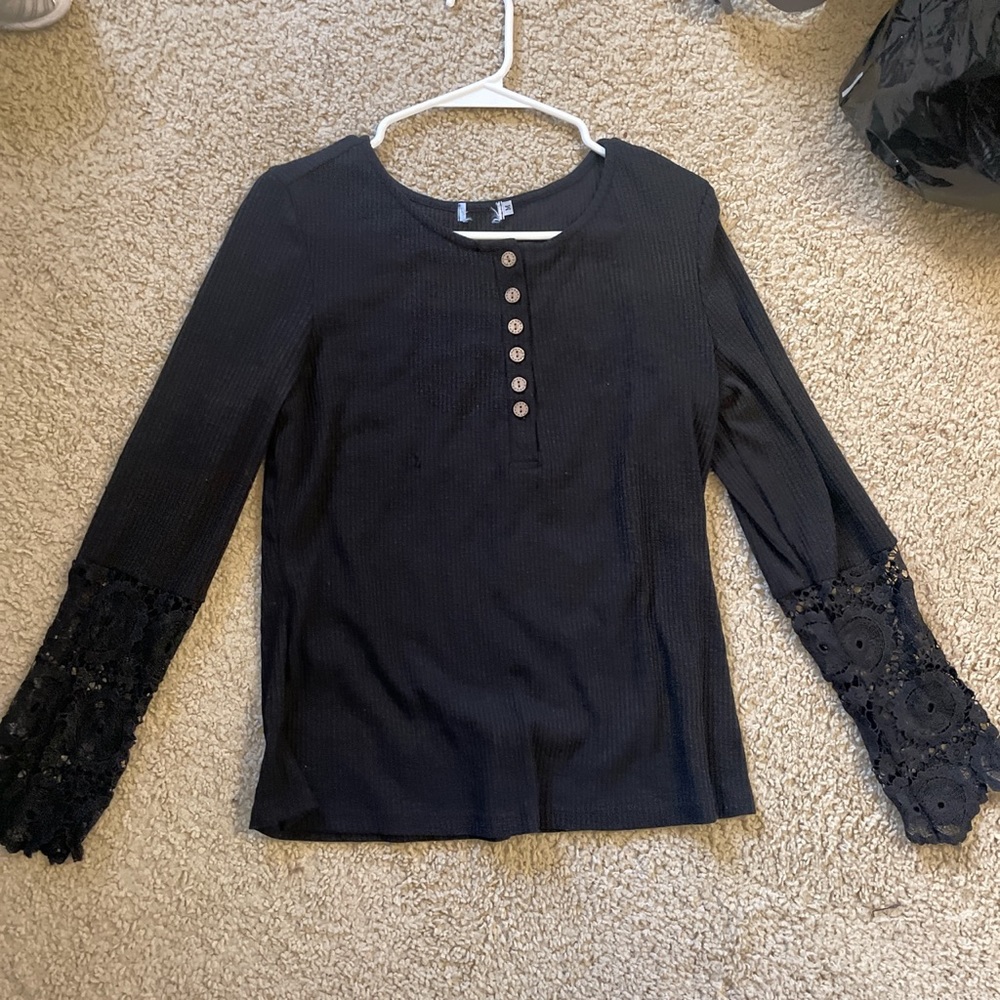 black ribbed lacy sleeve shirt